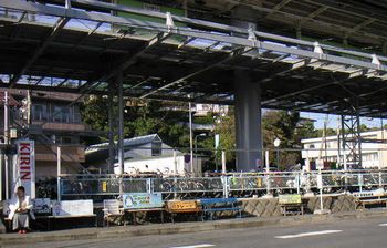 02年9月津村バス停 ベンチが９台